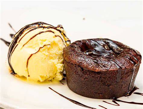 Coulant de chocolate servido con helado de vainilla