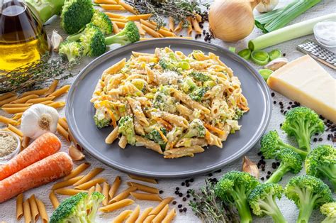 plato de pasta saludable con verduras frescas