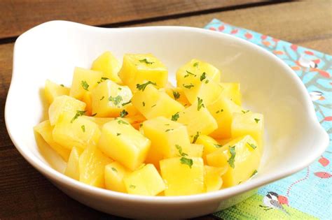 Patatas al vapor en un plato