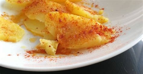 Patatas cocidas con pimentón y aceite
