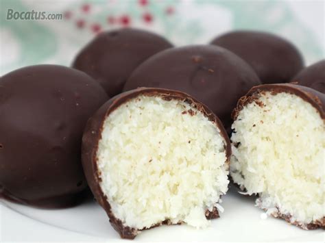 Bolitas de coco y chocolate en un plato