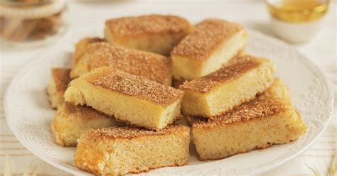 Bizcochos borrachos recién elaborados y espolvoreados con canela