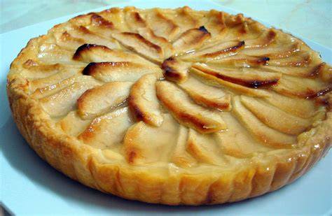Tarta de manzana con hojaldre recién horneada