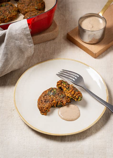 Tortitas de lentejas y zanahoria con salsa tahini