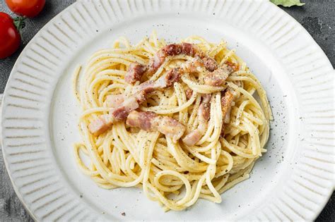 Plato de Spaghetti Carbonara con huevo y guanciale