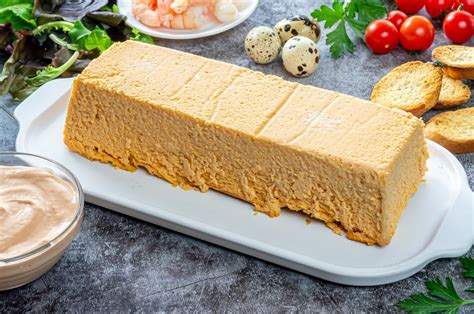 Preparación de merluza y gambas para el pastel