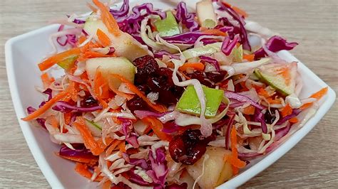 Ensalada fresca de repollo con manzana y nueces