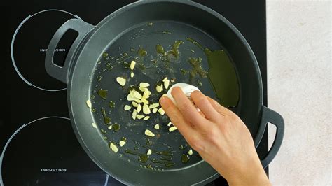 Ajos cortados en láminas friéndose en Thermomix