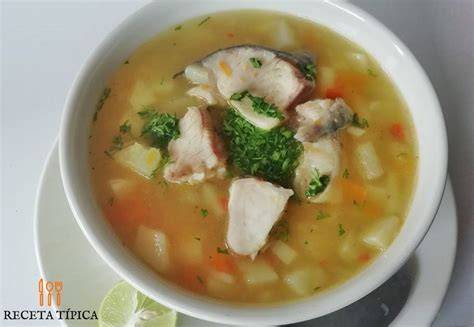 Sopa hondureña de tortas de pescado con leche de coco
