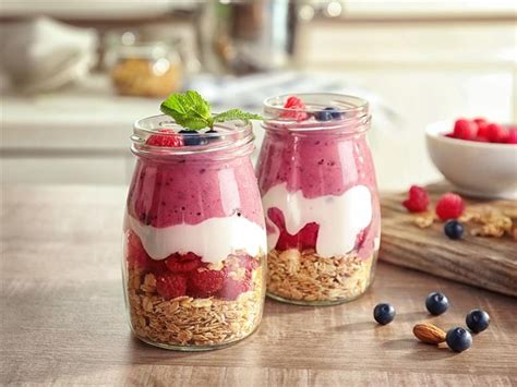 Vasitos con capas de compota de frutos rojos y crema de mascarpone