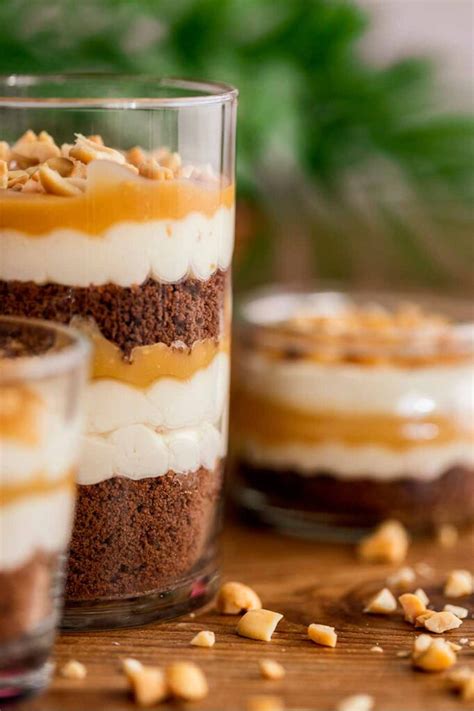 Vasitos con capas de dulce de leche y crema