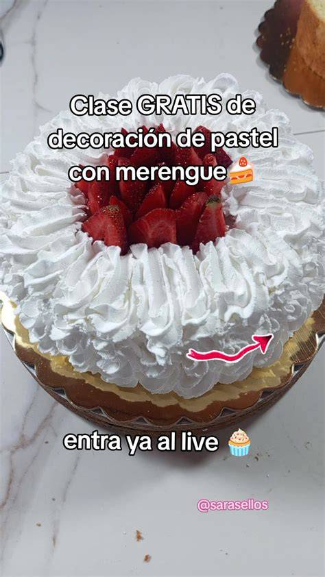 Decoración de pastel con crema de merengue italiana