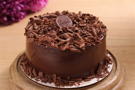 Diferentes opciones para decorar y rellenar tortas de chocolate