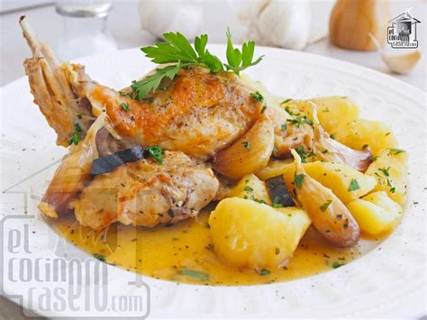 Conejo guisado al ajillo con patatas
