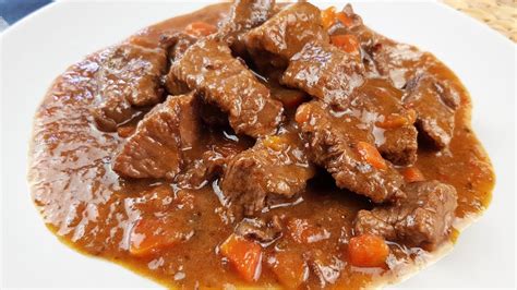 Carne de ternera en salsa con ajos y orégano