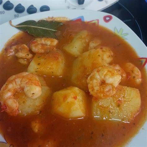 Patatas guisadas con gambas en un plato hondo