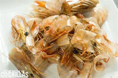 Cabezas y cáscaras de gambas en una olla para hacer fumet