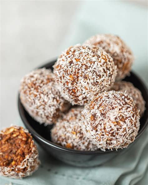 Ingredientes frescos para preparar bolitas energéticas de zanahoria y coco