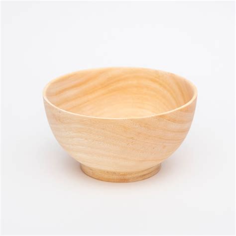 Especias para vino caliente en un cuenco de madera
