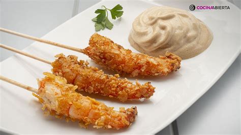 Brochetas de langostinos crujientes con salsa