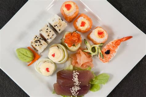 Plato variado de sushi fresco servido en mesa