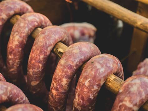 Fabricación tradicional de embutidos artesanales en la serranía de Málaga