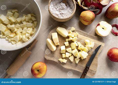 Manzanas peladas y cortadas para tarta