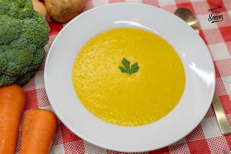Plato de puré de verduras con pescado recién servido