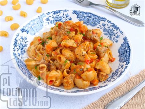 Plato de pasta guisada con pollo servido