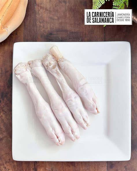 Manitas de cordero frescas antes de la preparación