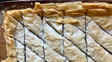 Proceso de corte del baklava en rombos