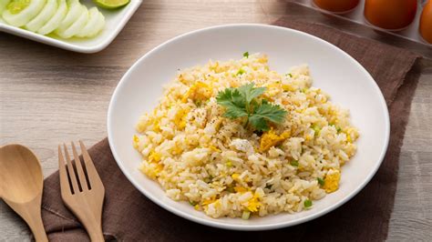 Ingredientes para ensalada de arroz, zanahoria y huevo
