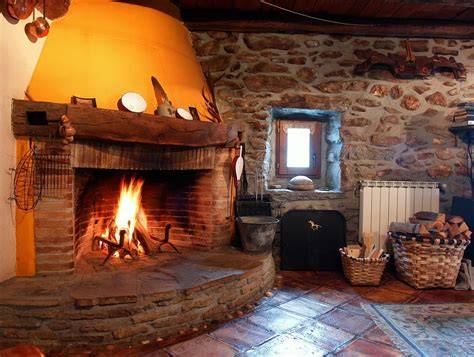 Interior de Casa Jamallo con chimenea encendida