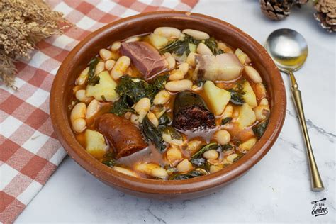 Pote de castañas asturiano tradicional servido en una pota de barro