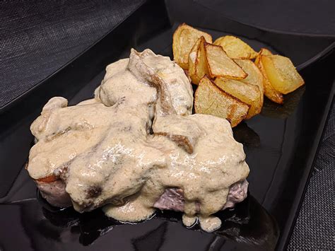 Solomillo de cerdo ibérico con crema de avellanas y patatas