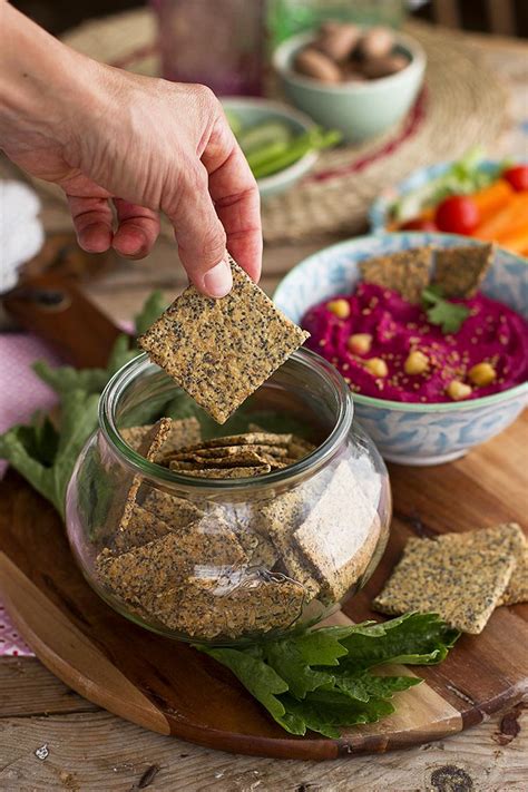 Crackers de semillas en un recipiente hermético