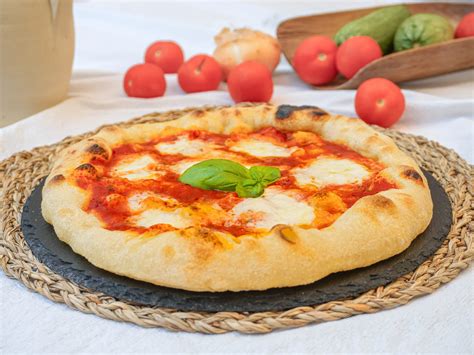 Pizza napolitana con bordes gruesos y alveolados