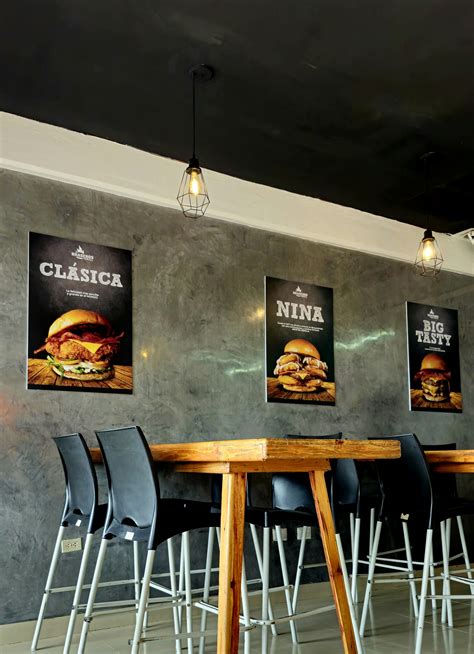 Interior de Hamburguesas El Garaje con decoración rock and roll
