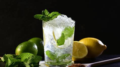Mojito con hielo picado en vaso