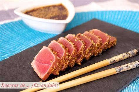 Tataki de atún rojo con semillas de sésamo y salsa