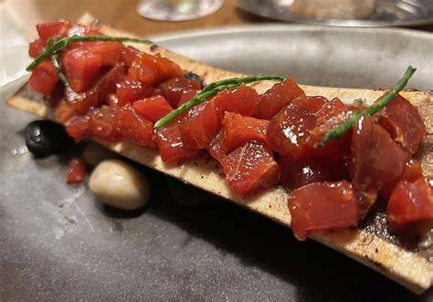 Atún rojo horneado en un plato con guarnición