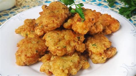 Plato tradicional de tortitas de bacalao servidas como tapa