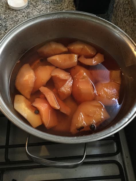 Membrillos cocinándose en una olla