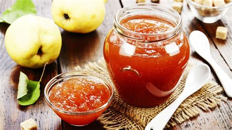 Mermelada de membrillo espesándose en la olla