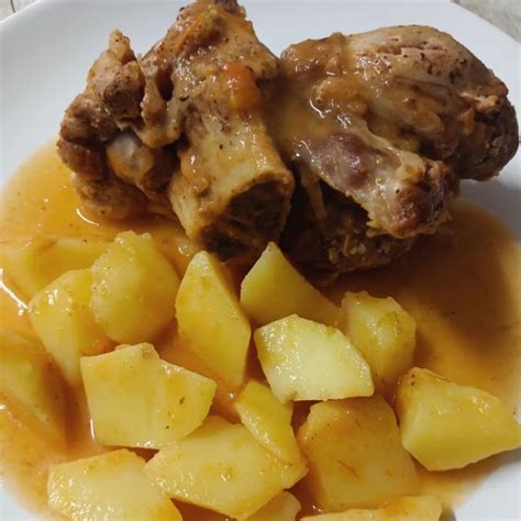 Codillo en olla exprés con chorizo y patatas