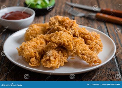 Plato de tiras de pollo crujientes