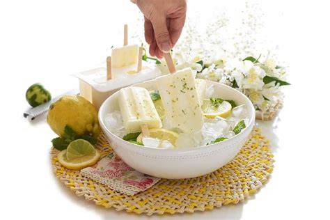 Helado de yogur y limón en moldes