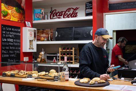 Pablo Lozano, fundador de Pizza Negra, atendiendo un pedido