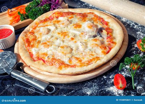 Detalle de una pizza negra con ingredientes frescos