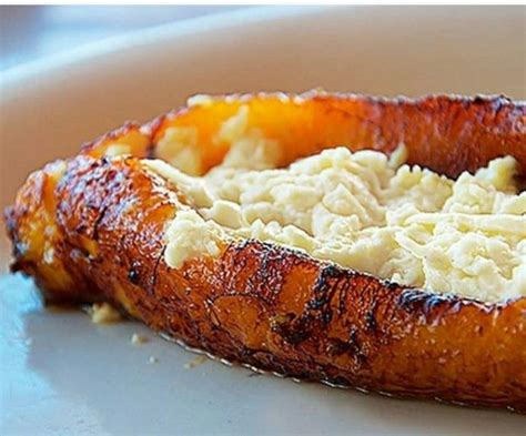 Plátanos asados servidos con leche condensada y nueces